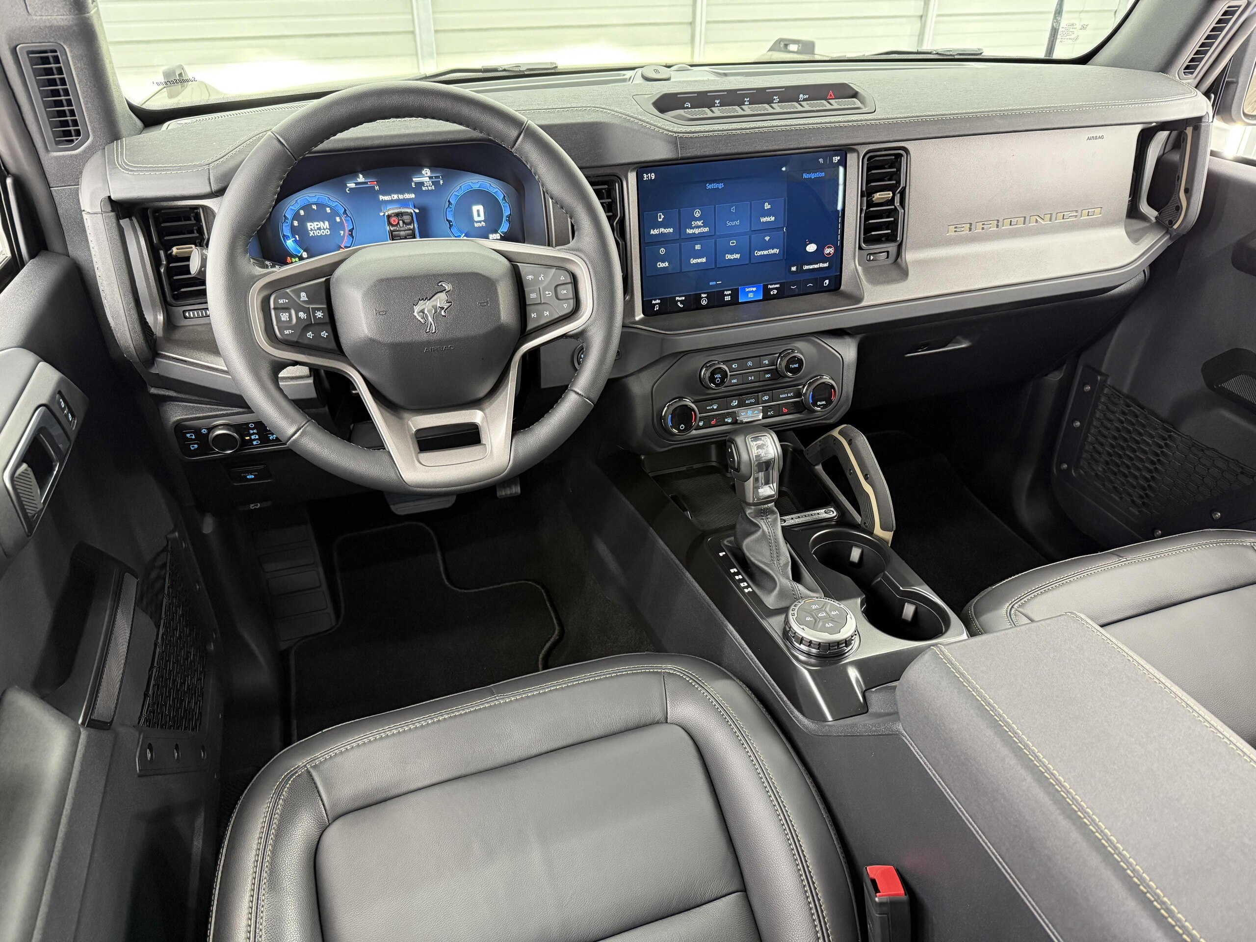 2025 Ford Bronco - フォード ブロンコ バッドランズ 新色マーシュグレー ブラックアピアランスPKG ブラックレザーシート ハイフェンダー ビルシュタインショック 35インチタイヤ アップルカープレイ アダプティブクルーズコントロール B&O12スピーカー 12インチモニター