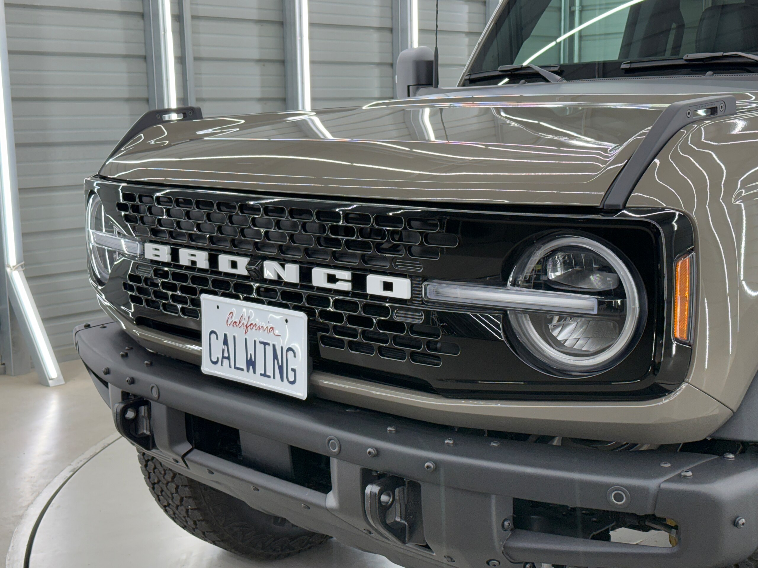 2025 Ford Bronco - フォード ブロンコ バッドランズ 新色マーシュグレー ブラックアピアランスPKG ブラックレザーシート ハイフェンダー ビルシュタインショック 35インチタイヤ アップルカープレイ アダプティブクルーズコントロール B&O12スピーカー 12インチモニター