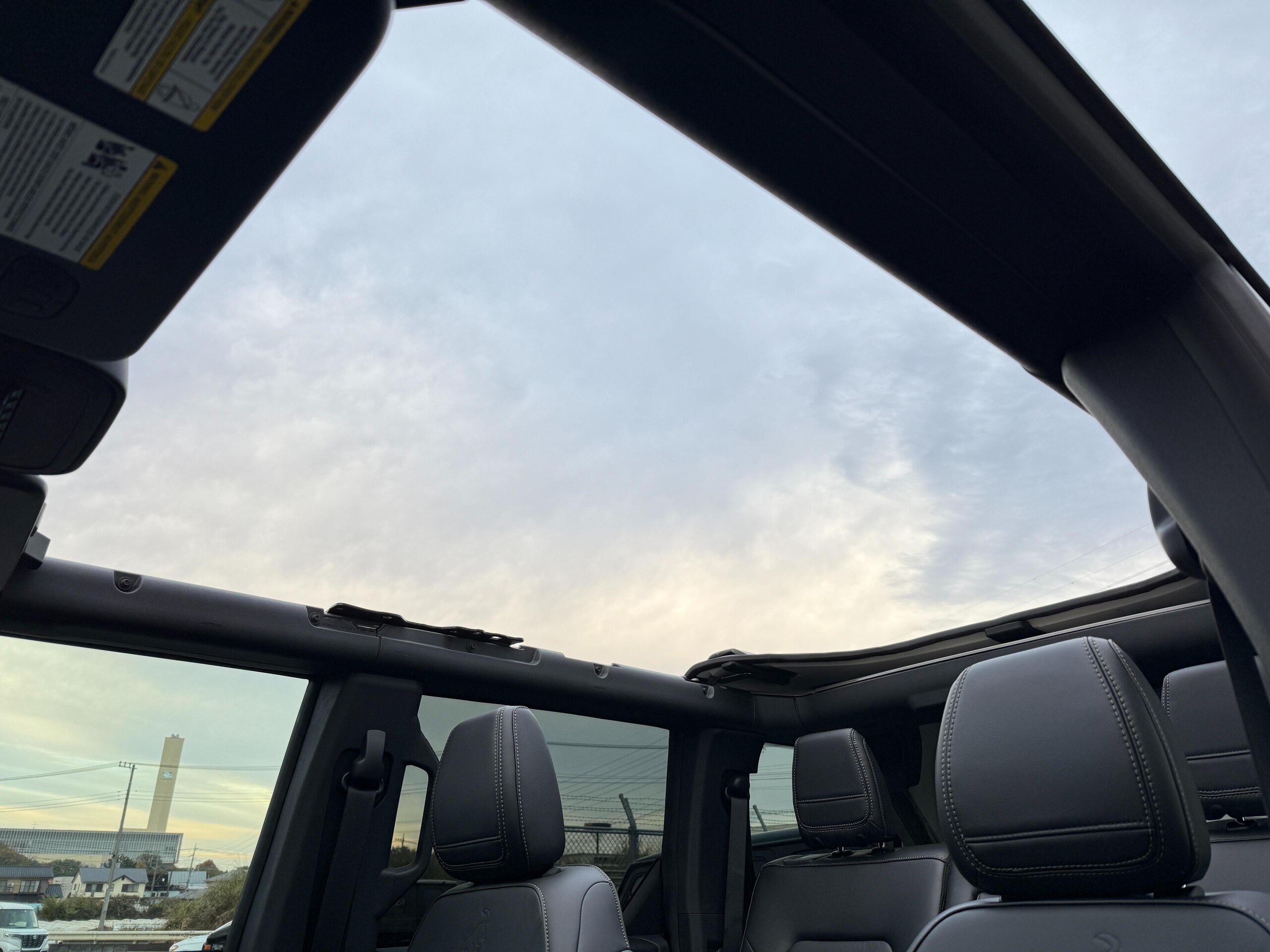 2025 Ford Bronco - フォード ブロンコ バッドランズ 新色マーシュグレー ブラックアピアランスPKG ブラックレザーシート ハイフェンダー ビルシュタインショック 35インチタイヤ アップルカープレイ アダプティブクルーズコントロール B&O12スピーカー 12インチモニター