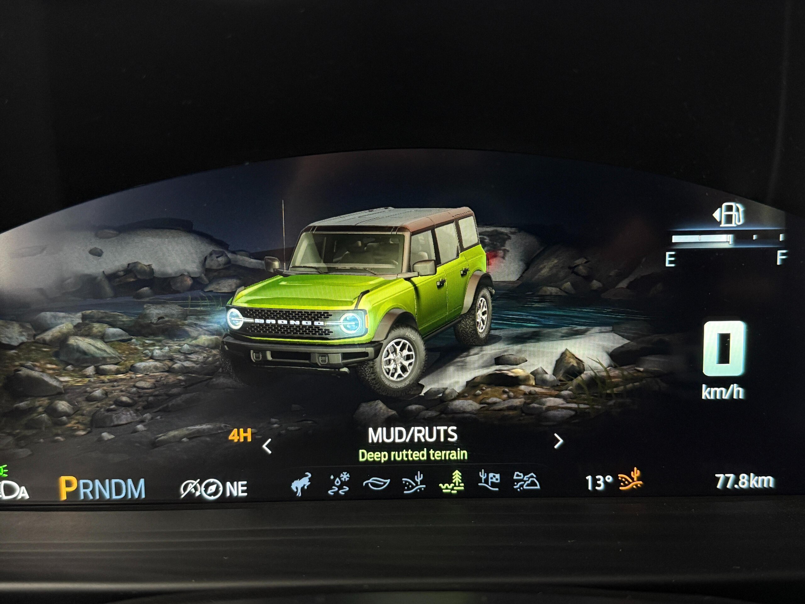 2025 Ford Bronco - フォード ブロンコ バッドランズ 新色マーシュグレー ブラックアピアランスPKG ブラックレザーシート ハイフェンダー ビルシュタインショック 35インチタイヤ アップルカープレイ アダプティブクルーズコントロール B&O12スピーカー 12インチモニター