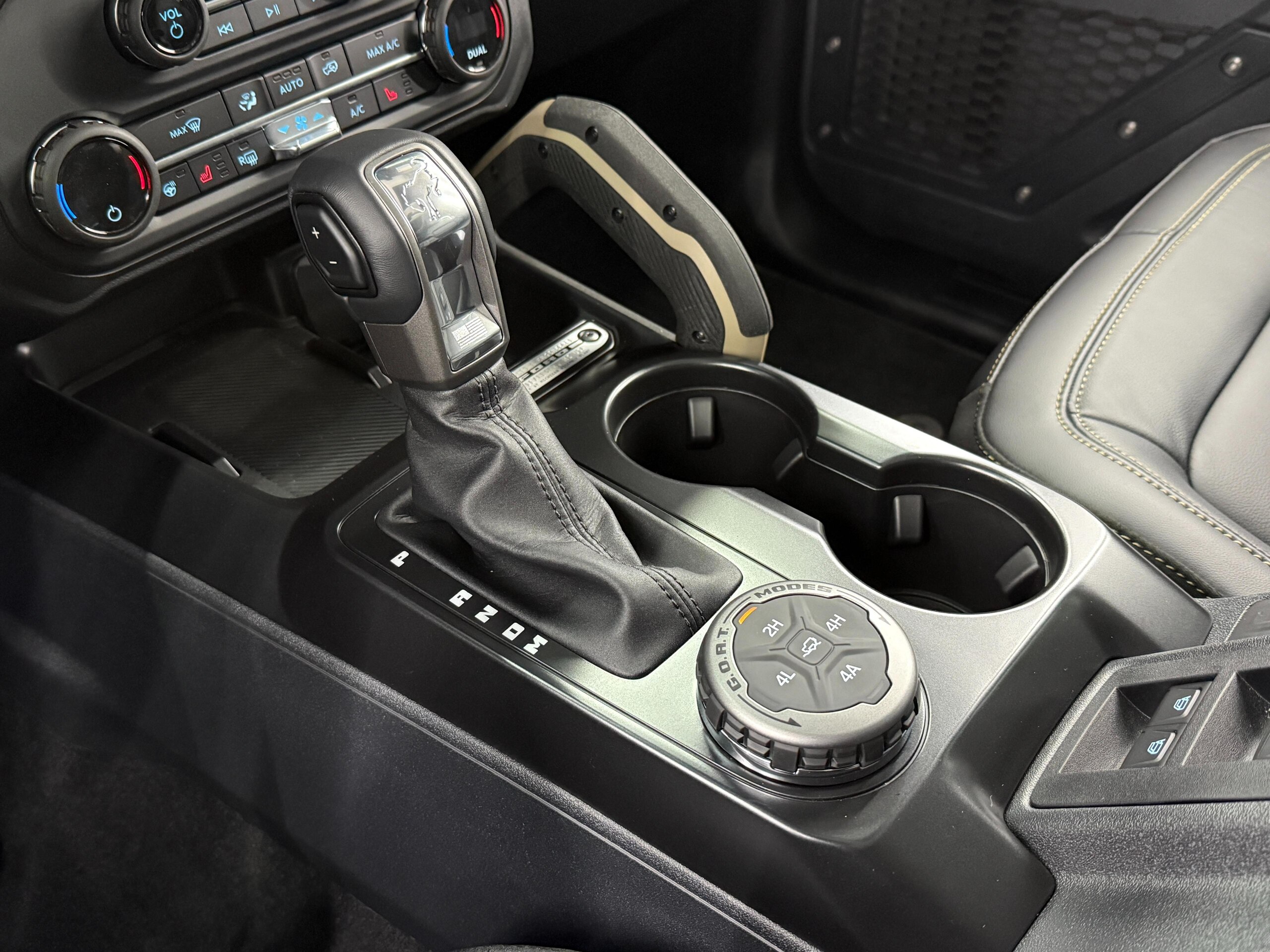 2025 Ford Bronco - フォード ブロンコ バッドランズ 新色マーシュグレー ブラックアピアランスPKG ブラックレザーシート ハイフェンダー ビルシュタインショック 35インチタイヤ アップルカープレイ アダプティブクルーズコントロール B&O12スピーカー 12インチモニター