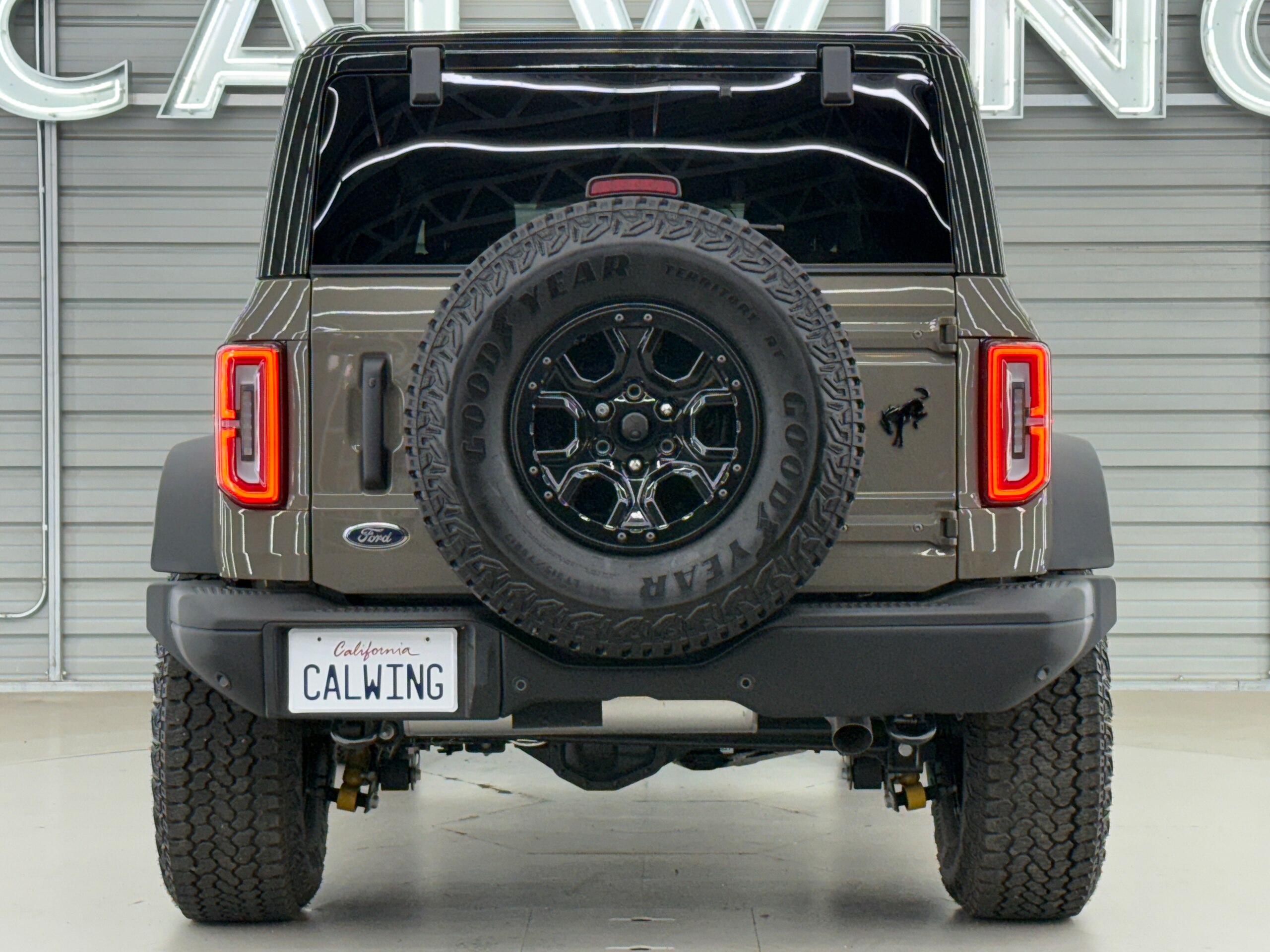 2025 Ford Bronco - フォード ブロンコ バッドランズ 新色マーシュグレー ブラックアピアランスPKG ブラックレザーシート ハイフェンダー ビルシュタインショック 35インチタイヤ アップルカープレイ アダプティブクルーズコントロール B&O12スピーカー 12インチモニター