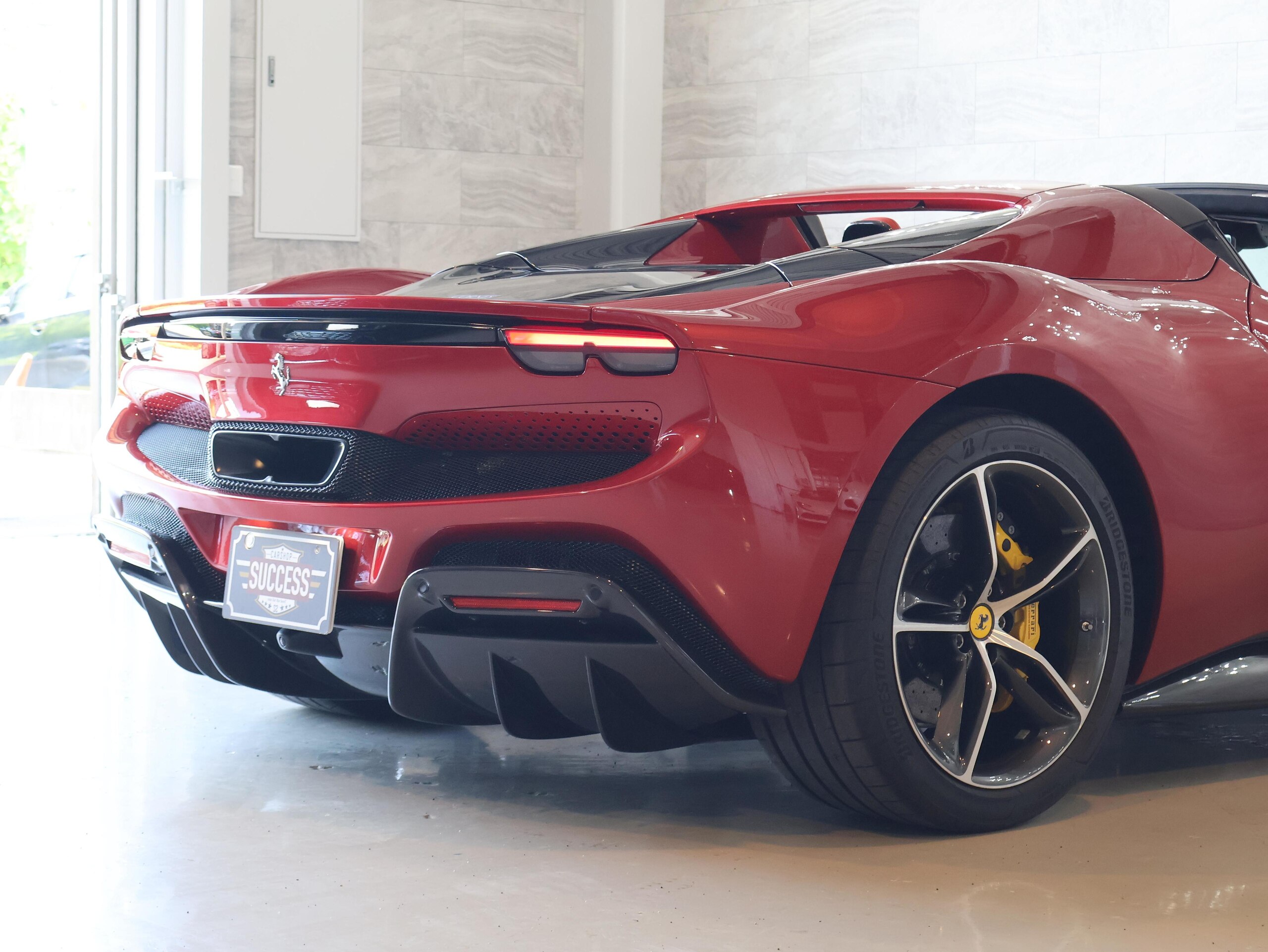 2023 Ferrari 296GTS - フェラーリ 296GTS F1 DCT 正規ディーラー車 2オーナ車 APPLE CARPLAY ADAS FULL PACK ADAPTIVE FRONTUGHT SYSTEM TWO-TONE BODYWORK ENGINE COVERS IN CARBON FIBRE REAR DIFFUSER IN CARBON FIBERE