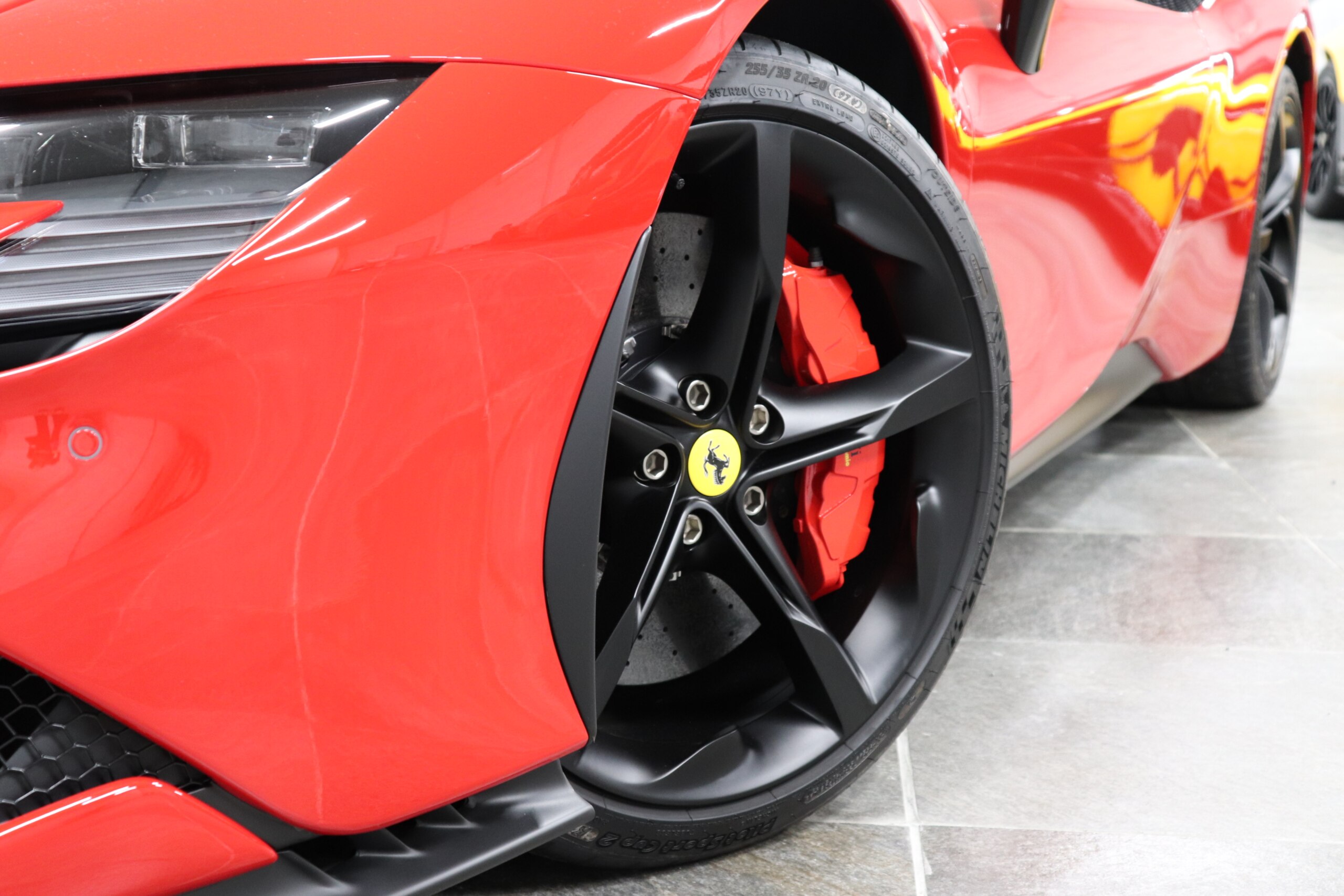 2022 Ferrari SF90Spider - フェラーリ SF90スパイダー アセット フィオラノ F1 DCT E4WD アセットフィオラノPKG チタンホイールボルト カーボンエアスプリッター チタニウムスポーツエキゾースト 鍛造20AW カーボンLED フル電動シート フロントリアPセンサー カラードセーフティベルト