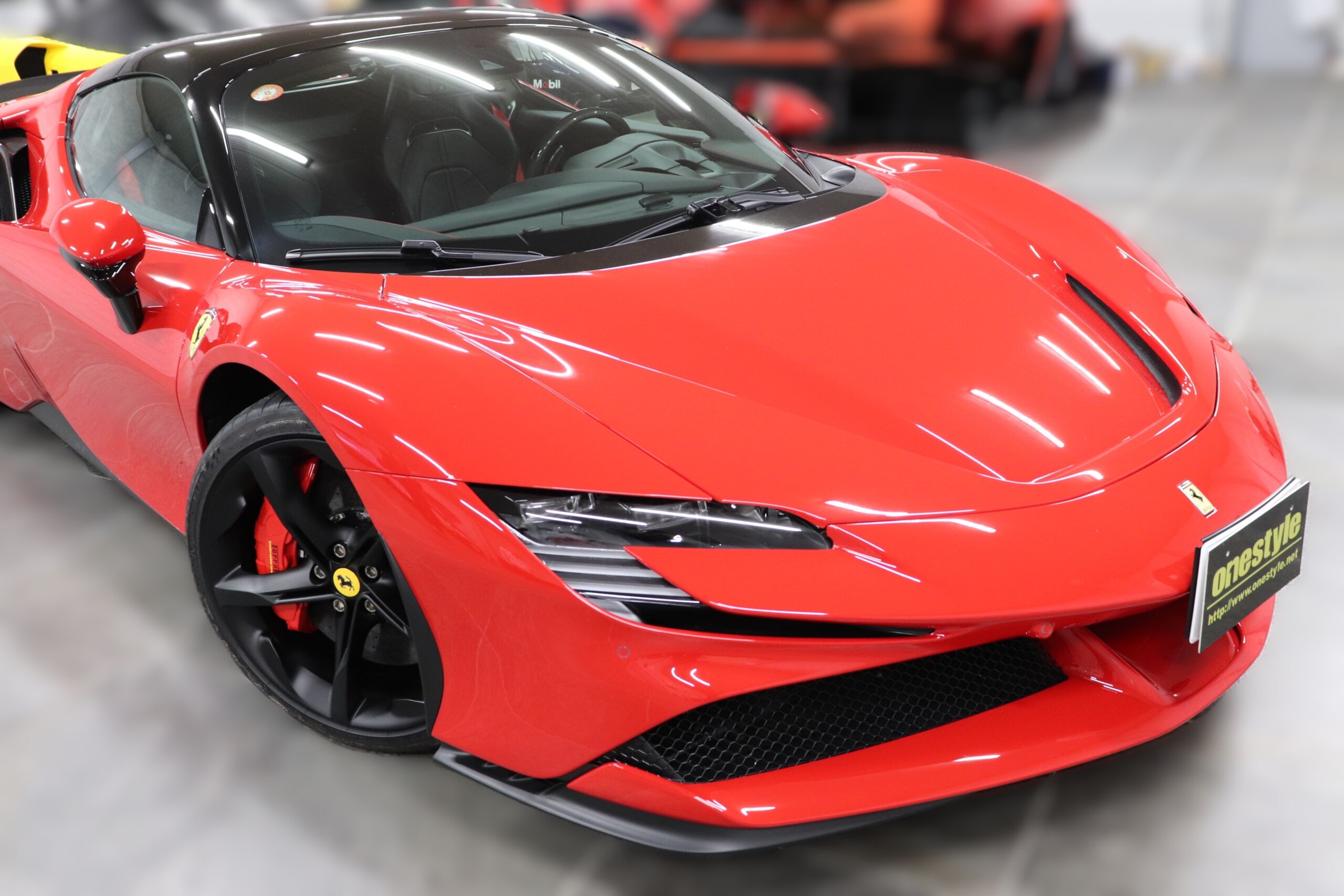 2022 Ferrari SF90Spider - フェラーリ SF90スパイダー アセット フィオラノ F1 DCT E4WD アセットフィオラノPKG チタンホイールボルト カーボンエアスプリッター チタニウムスポーツエキゾースト 鍛造20AW カーボンLED フル電動シート フロントリアPセンサー カラードセーフティベルト