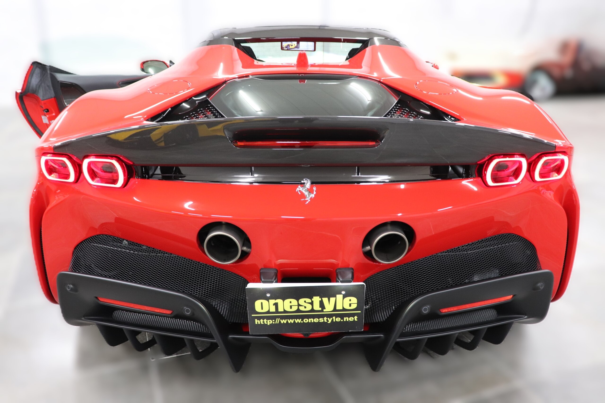 2022 Ferrari SF90Spider - フェラーリ SF90スパイダー アセット フィオラノ F1 DCT E4WD アセットフィオラノPKG チタンホイールボルト カーボンエアスプリッター チタニウムスポーツエキゾースト 鍛造20AW カーボンLED フル電動シート フロントリアPセンサー カラードセーフティベルト