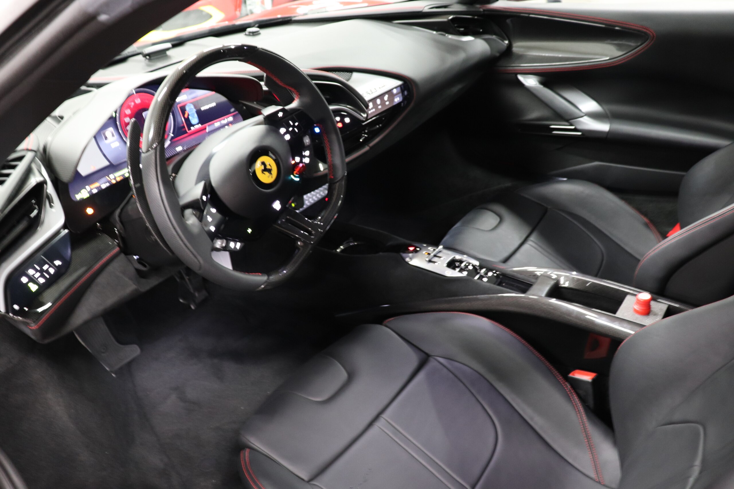2022 Ferrari SF90Spider - フェラーリ SF90スパイダー アセット フィオラノ F1 DCT E4WD アセットフィオラノPKG チタンホイールボルト カーボンエアスプリッター チタニウムスポーツエキゾースト 鍛造20AW カーボンLED フル電動シート フロントリアPセンサー カラードセーフティベルト
