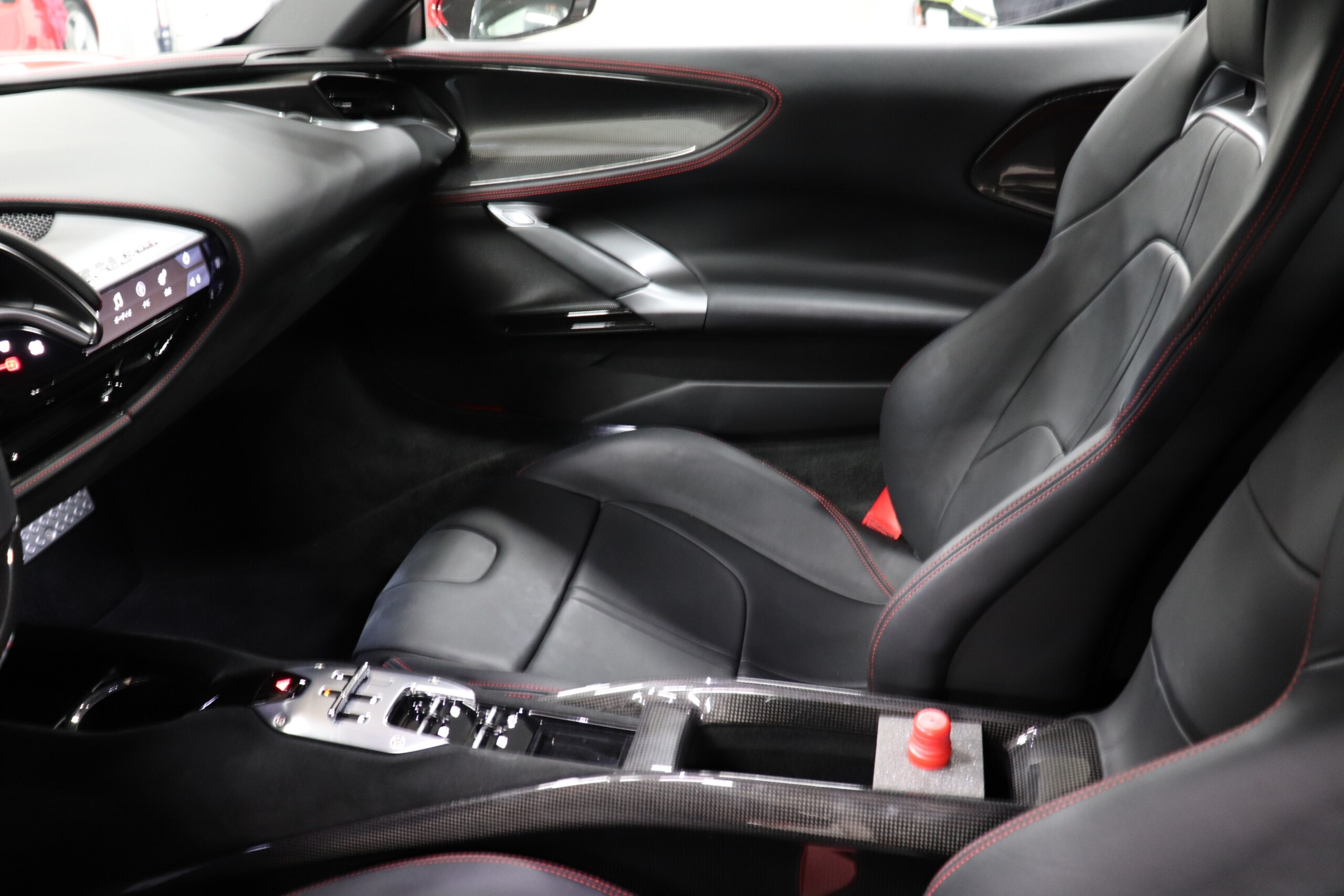 2022 Ferrari SF90Spider - フェラーリ SF90スパイダー アセット フィオラノ F1 DCT E4WD アセットフィオラノPKG チタンホイールボルト カーボンエアスプリッター チタニウムスポーツエキゾースト 鍛造20AW カーボンLED フル電動シート フロントリアPセンサー カラードセーフティベルト