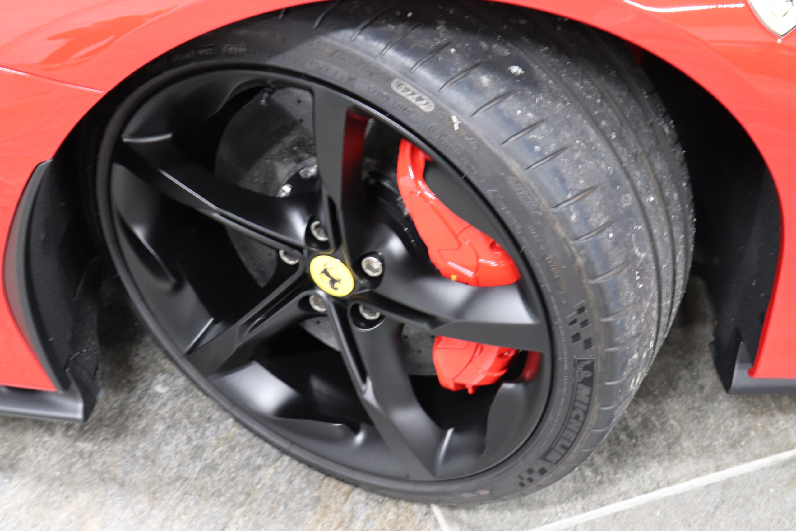 2022 Ferrari SF90Spider - フェラーリ SF90スパイダー アセット フィオラノ F1 DCT E4WD アセットフィオラノPKG チタンホイールボルト カーボンエアスプリッター チタニウムスポーツエキゾースト 鍛造20AW カーボンLED フル電動シート フロントリアPセンサー カラードセーフティベルト