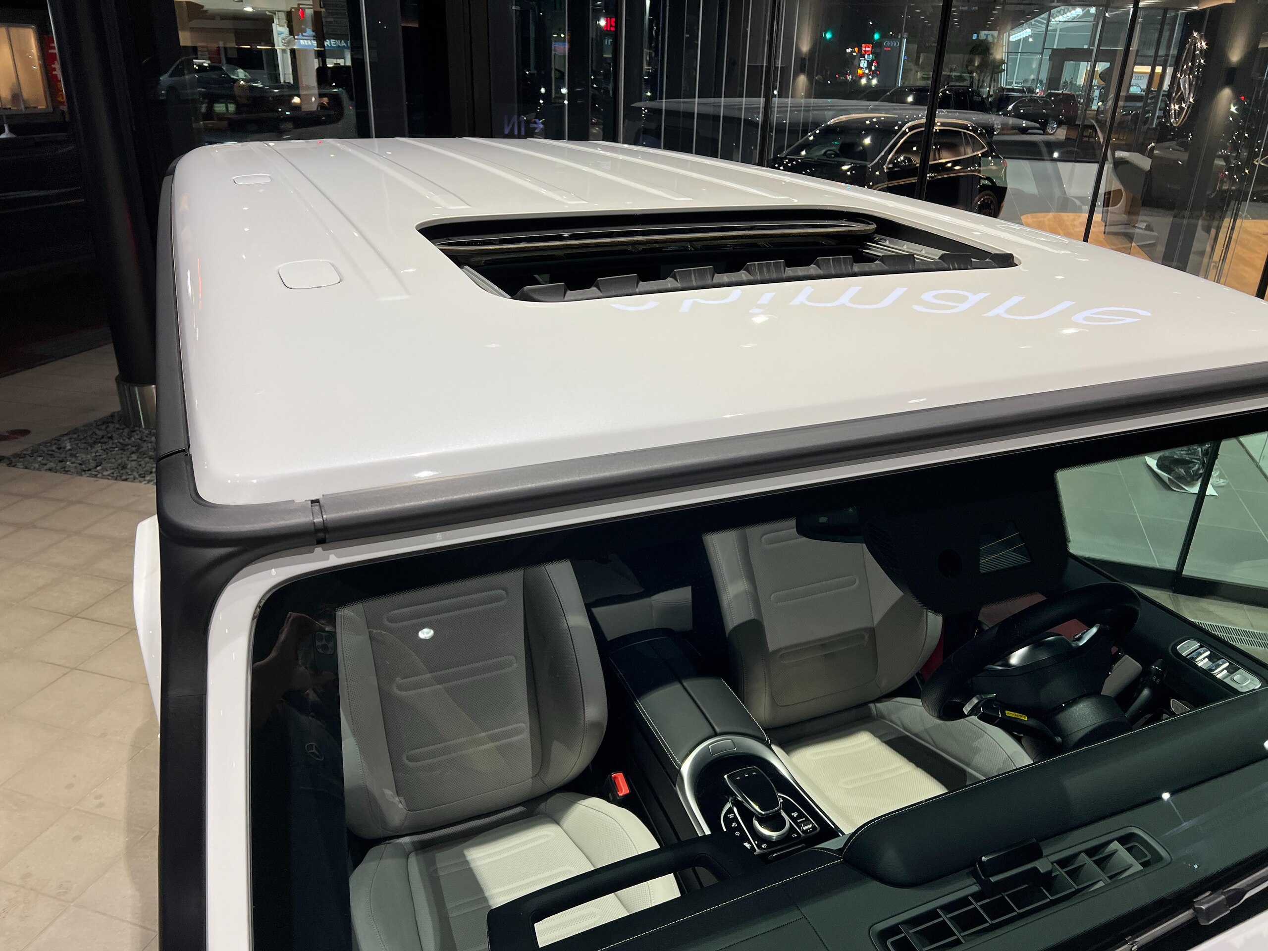 2023 Mercedes-Benz G-Class - メルセデス・ベンツ Gクラス G400d AMGライン ディーゼルターボ 4WD /認定中古車2年保証/1オーナー車/Gmanufakturプログラム/ラグジュアリーPKG/アダプティブダンピングシステム/ボディ同色スペアタイヤリング/内装ナッパレザー・プラチナホワイト/レッドシートベルト