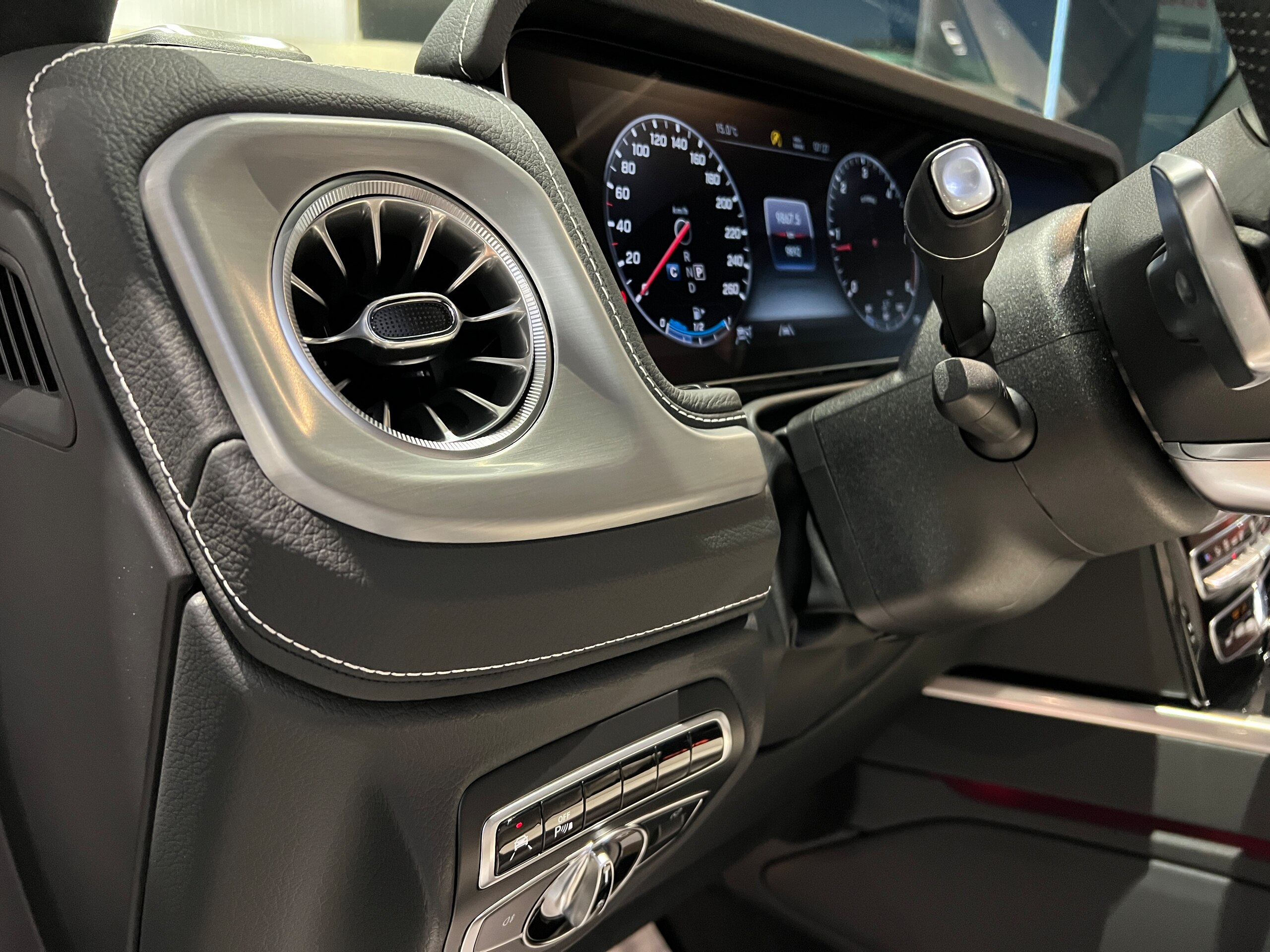 2023 Mercedes-Benz G-Class - メルセデス・ベンツ Gクラス G400d AMGライン ディーゼルターボ 4WD /認定中古車2年保証/1オーナー車/Gmanufakturプログラム/ラグジュアリーPKG/アダプティブダンピングシステム/ボディ同色スペアタイヤリング/内装ナッパレザー・プラチナホワイト/レッドシートベルト