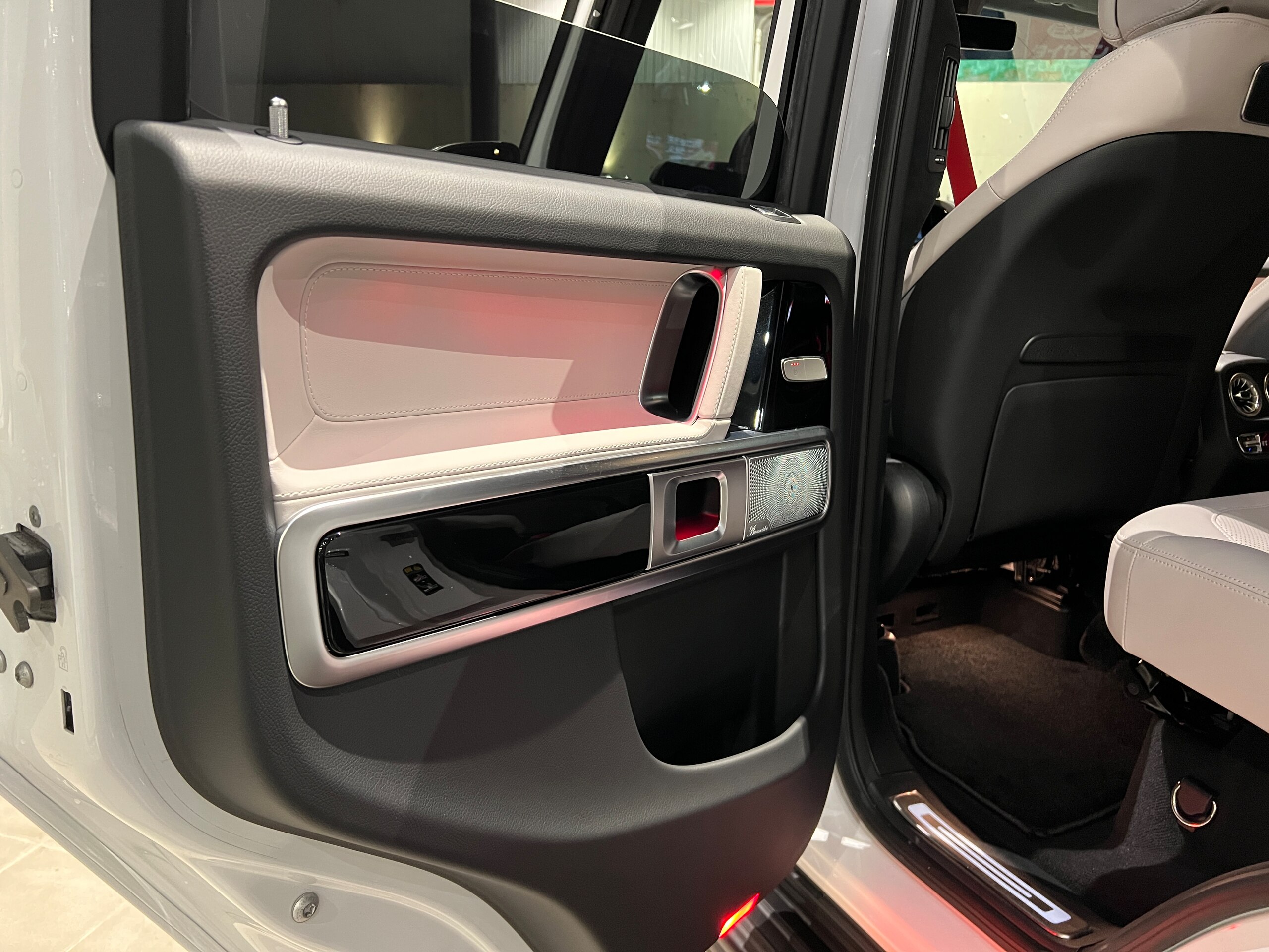 2023 Mercedes-Benz G-Class - メルセデス・ベンツ Gクラス G400d AMGライン ディーゼルターボ 4WD /認定中古車2年保証/1オーナー車/Gmanufakturプログラム/ラグジュアリーPKG/アダプティブダンピングシステム/ボディ同色スペアタイヤリング/内装ナッパレザー・プラチナホワイト/レッドシートベルト
