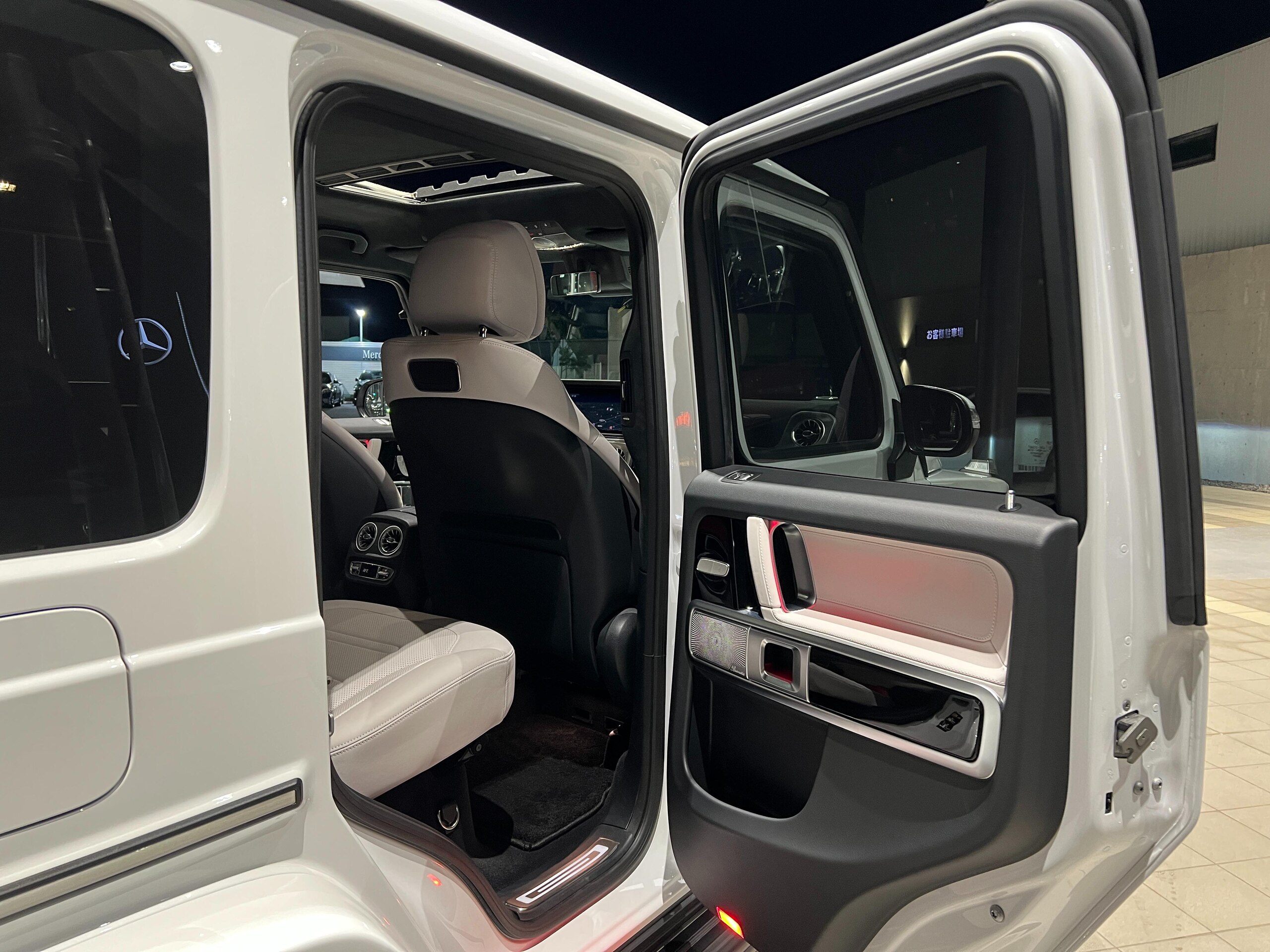 2023 Mercedes-Benz G-Class - メルセデス・ベンツ Gクラス G400d AMGライン ディーゼルターボ 4WD /認定中古車2年保証/1オーナー車/Gmanufakturプログラム/ラグジュアリーPKG/アダプティブダンピングシステム/ボディ同色スペアタイヤリング/内装ナッパレザー・プラチナホワイト/レッドシートベルト