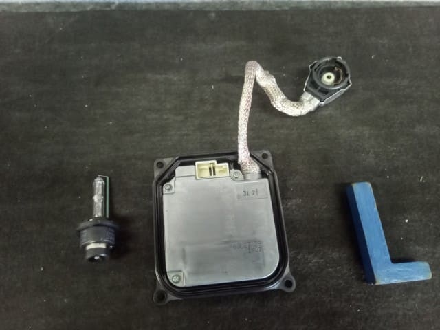 [Used]HID Control TOYOTA Vellfire 2009 DBA-ANH20W 8110752680