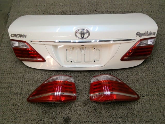 لوحة صندوق خلفي TOYOTA Crown موديل 2012