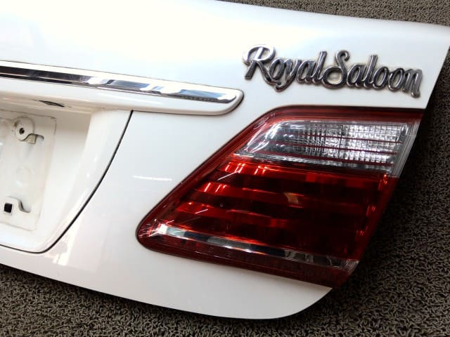 لوحة صندوق خلفي TOYOTA Crown موديل 2012