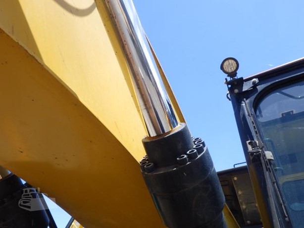 حفارة مجنزرة CATERPILLAR 320E موديل 2017