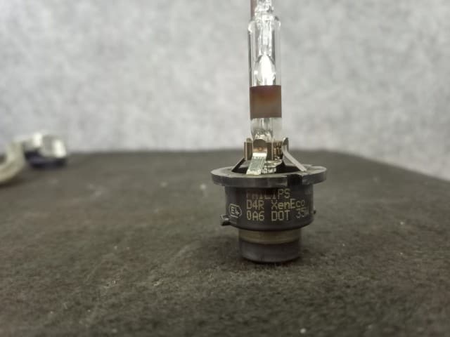 [Used]HID Control TOYOTA Noah 2006 DBA-AZR60G 8110728830