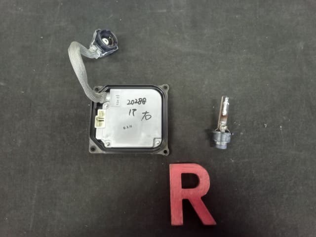 [Used]HID Control TOYOTA Noah 2006 DBA-AZR60G 8110728830